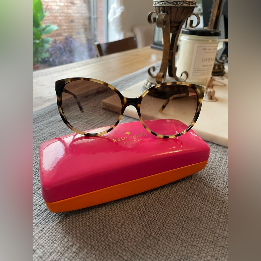 Kate Spade sunglasses & case included ♠️